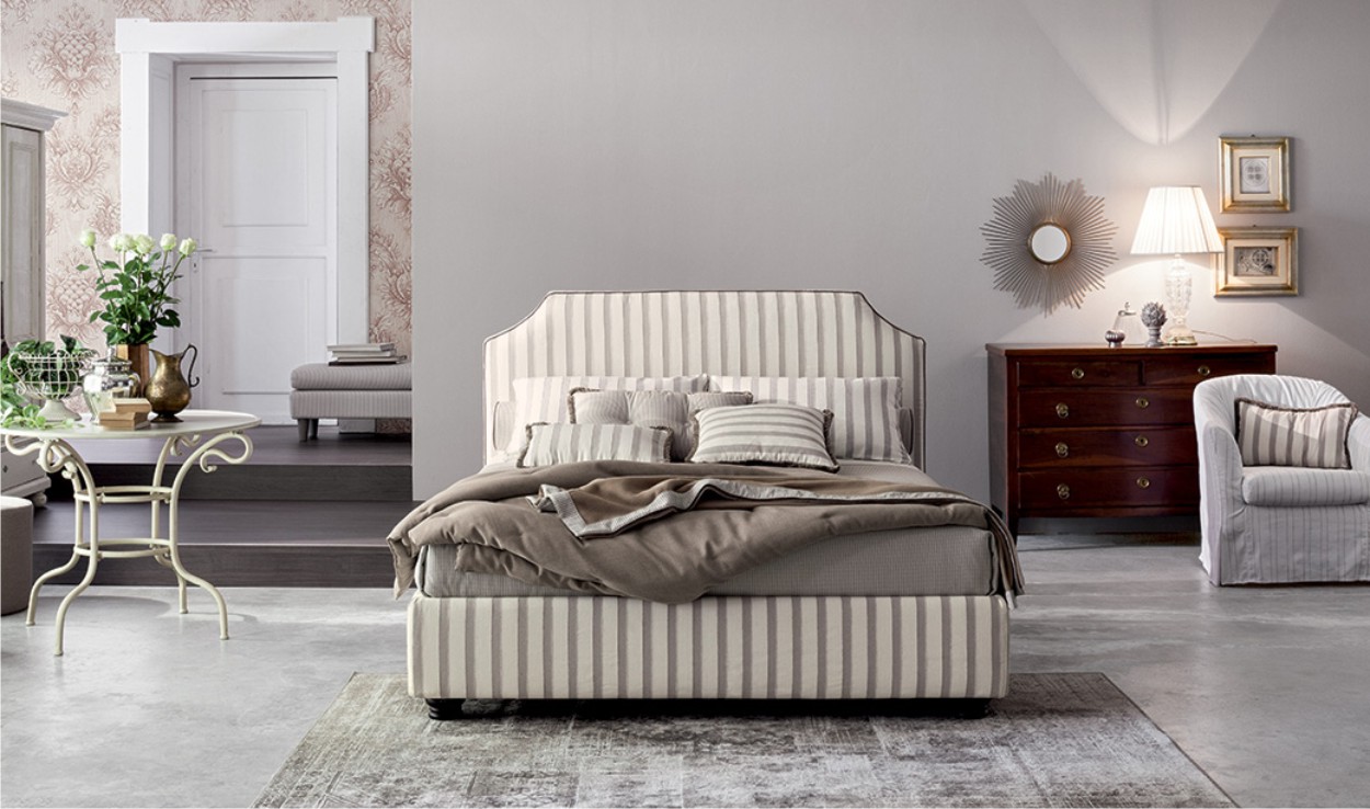 letto a righe in ambiente classico