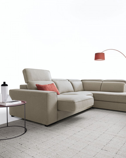 divano con schienali reclinabili e seduta allungabile