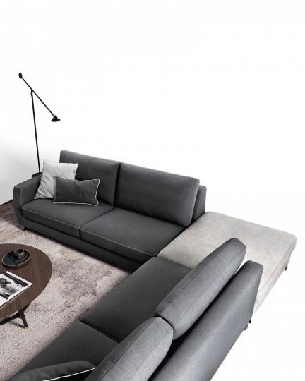 divano classico con pouf nell'angolo